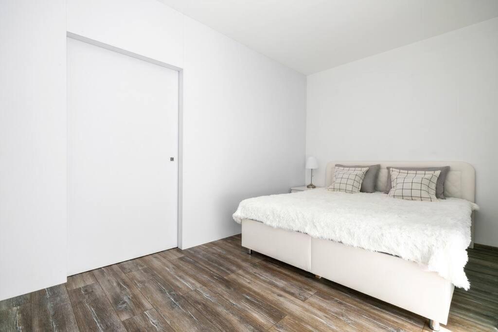 Alure Residences 1 & 24H Self Check-In, Free Parking In Front Of The Apartment Building, New Building, Terrace, Cafe With Breakfast In The Apartment Building, Next To The Aqua Park Banská Bystrica Exterior foto