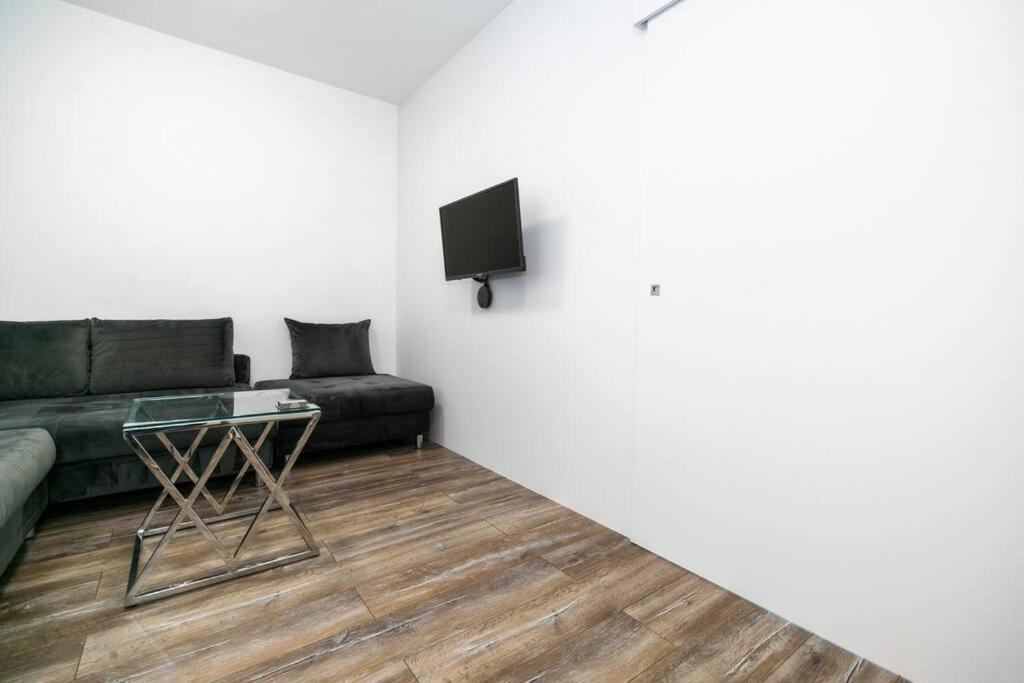 Alure Residences 1 & 24H Self Check-In, Free Parking In Front Of The Apartment Building, New Building, Terrace, Cafe With Breakfast In The Apartment Building, Next To The Aqua Park Banská Bystrica Exterior foto